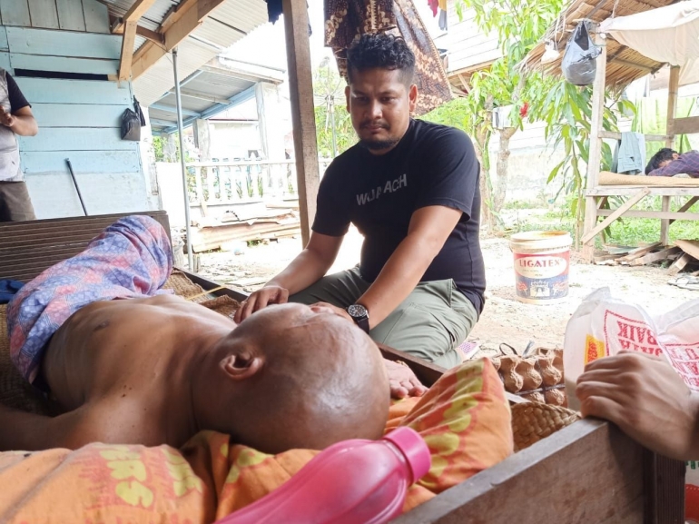 Agus Setiawan saat kunjungi M Ali yang terbaring di kediamannya. (Foto: Agus Mandor).