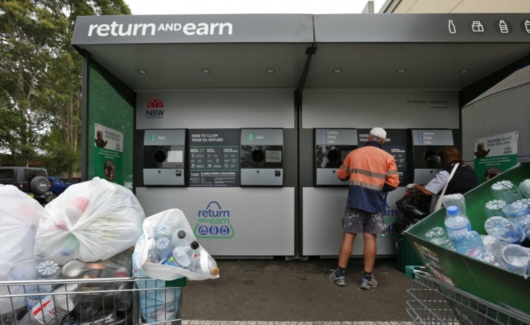 Return and Earn secara sederhana Newcastle, Australia untuk mengumpulkan sampah plastik, botol, dan kaleng dari warga masyarakat. | Sumber: newcastleherald.com.au