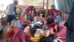 Wisatawan bisa menikmati kuliner di kedai terapung tengah Waduk Saguling.|dokpri