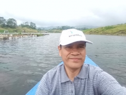 Jangan lewatkan naik perahu keliling Waduk Saguling sambil melihat sejumlah kolam jaring apung milik warga.*.|dokpri