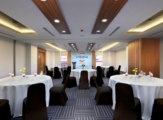 Suasana meeting room Cordela Hotel Senen/ sumber: http://omegahotelmanagement.com