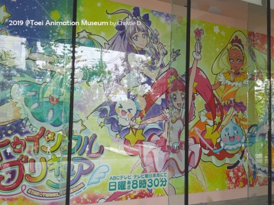 Dokumentasi pribadi | Serial manga Sailor Moon ini, menjadi icon yang berbeda di museum ini. Mereka dijadikan "dinding" tampak depan museum. Gadis2 Sailor Moon, berjejer sepanjang sekitar 50 meter, menghiasi dinding kaca nya. Membuat mata tidak berkedip, dengan desain dan warna warni yang sangat cantik khas Jepang!