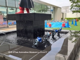 Jepang memang piawai mempresentaskan sesuatu. Icon Museum Toei Animation adalah Pero Cat, diatas beton marmer hitam dan diatas kolam. Tetapi, dibelakang si Pero Cat, ada 5 ekor tikus yang menjadi petugas pemadam kebakaran! Ih ... lucu!