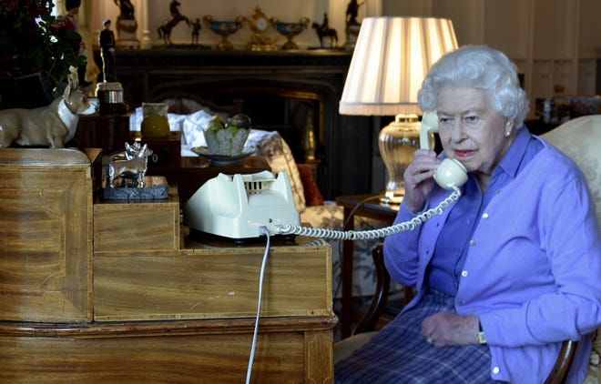 Ratu Elizabeth II dari istana Windsor Castle menelpon Boris Johnson pada 25/3/3030 lalu dalam acara rutin mingguan koordinasi dengan kepala pemerintahan negara. Gambar : Getty Image via USA Tdoay edisi 27-3-2020