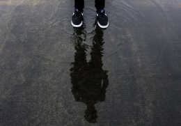 sumber: PxHere | Gambar: manusia, air, orang, Kaki, refleksi, bayangan, hitam ...