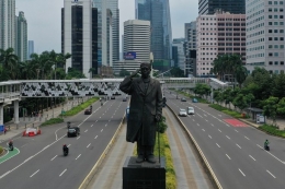 Ruas Jalan Jenderal Sudirman Jakarta tampak lengang dibanding hari biasanya. Foto: KOMPAS.com/Indrianto Eko Suwarso