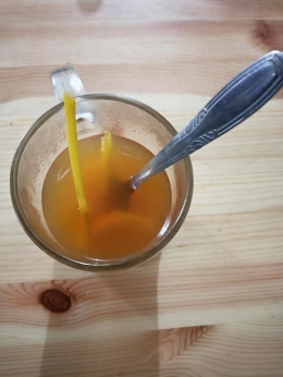 Minum cairan jamu tradisional selagi hangat--dokpri
