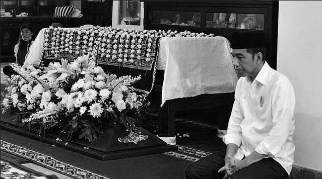 Meomen Jokowi di Pemakaman Ibunda I Gambar : Instagram/jokowi.grobogan