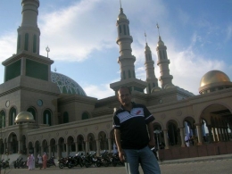 Mampir ke Masjid Islamic Center Samarinda untuk shalat--dokpri