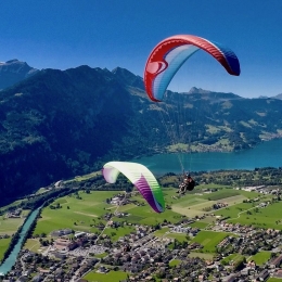 Tandem Paragliding (sumber: paragliding.co.id) 