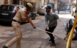 Polisi India memukuli warga yang tidak mentaati Pembatasan Sosial [nationalpost.com]