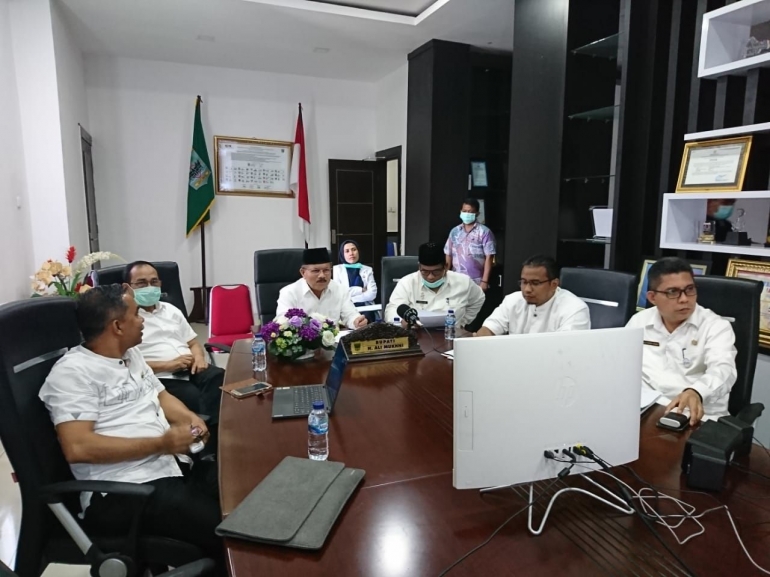 dokpri | Bupati Padang Pariaman Ali Mukhni dan Wabup Suhatri Bur bersama sejumlah kepala OPD rapat penganan covid-19 lewat video conference. foto dok kadis kominfo padang pariaman zahirman kadar