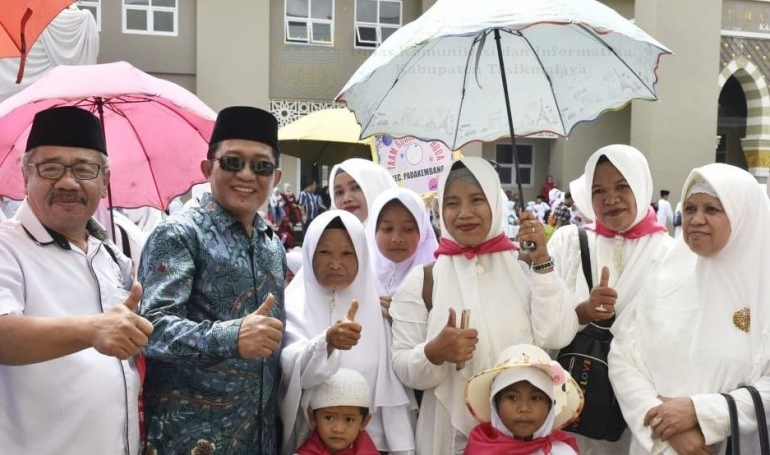 Bupati Ade Sugianto menghadiri manasik haji. | https://tasikmalaya.pikiran-rakyat.com/lokal-tasikmalaya/pr-06334852/kerahkan-ribuan-anak-untuk-manasik-haji-bupati-tasikmalaya-generasi-qurani-jadi-harapan-saya?page=2