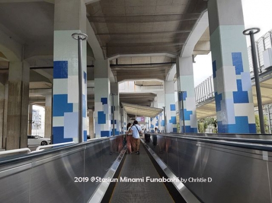 Dokumentasi pribadi | Karena perjalanan dari stasiun untuk naik ke jembatan layang cukup jauh, sekitar 400 meter, travelator dibagi menjadi 4 bagian. Benar2 fasilitas sekelas bandara!