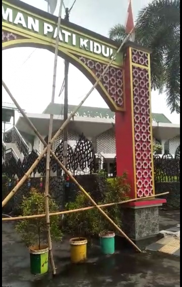 Kampung tengah kota menutup dengan bambu, melarang warga kampung lain untuk melintas. (Sumber gambar: grup WA).