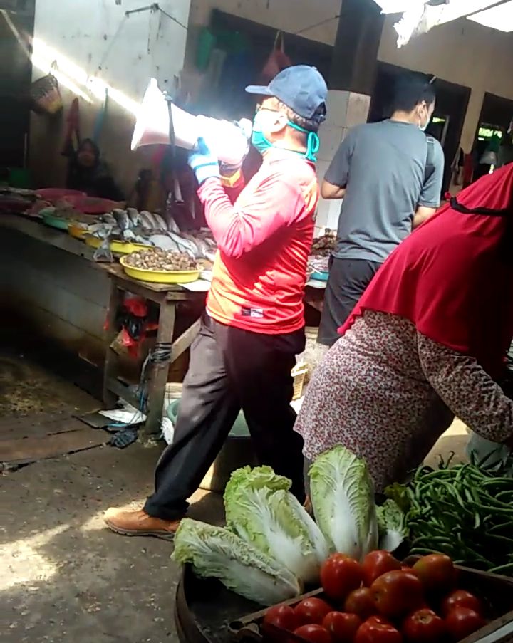 Pasar Puri Pati tanggal 28 Maret 2020 langsung ditutup hingga 7 hari kedepan karena kasus corona, ketika dagangan masih banyak. Tidak tega melihatnya. (Sumber gambar: grup WA).