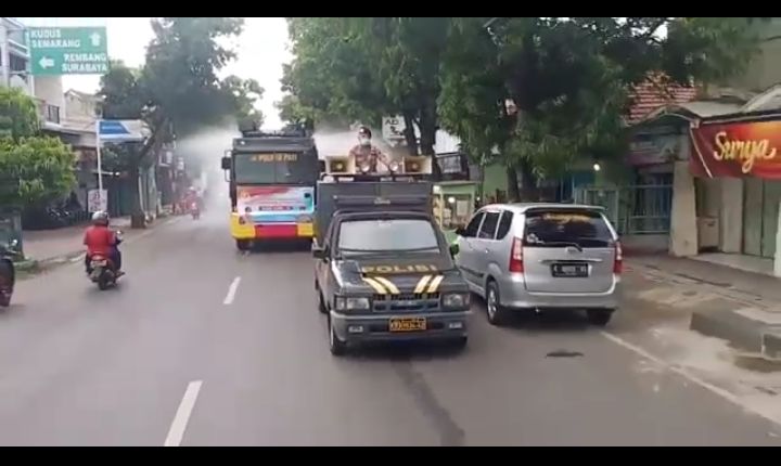 Jalan-jalan yang pernah dilalui oleh almarhum langsung disemprot desinfektan. (Sumber Gambar: Grup WA).