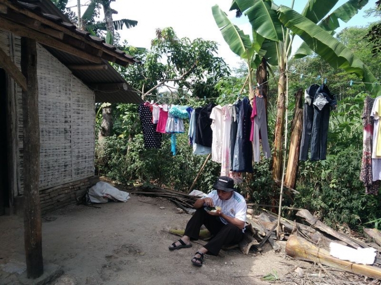 Asyiiiik... lauk daun di luar. Dokpri
