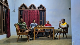 Foto : Bapak Suwanto (paling kanan) sedang menjelaskan mengenai Sapta Darma.Sumber : Doc. Pribadi