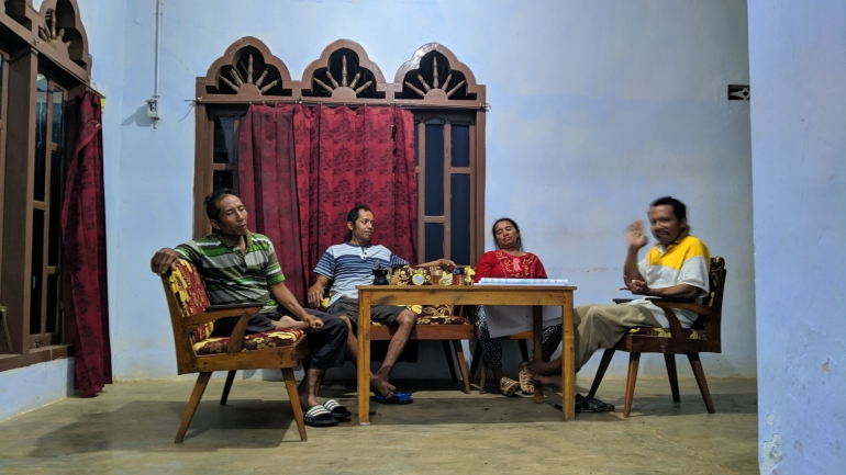 Foto : Bapak Suwanto (paling kanan) sedang menjelaskan mengenai Sapta Darma.Sumber : Doc. Pribadi