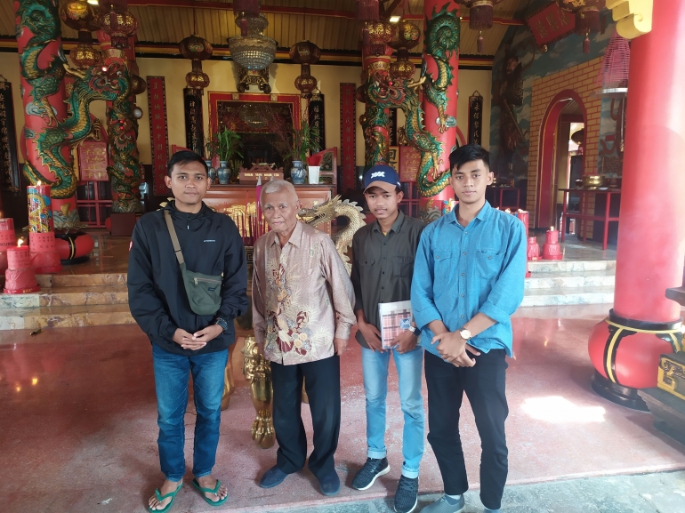 Foto bersama dengan salah satu rohaniwan agama konghucu (bunsu anton triyono) | Dok. pribadi