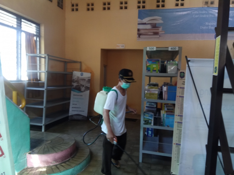 Menyemprot disinfektan salah satu cara menghentikan penyebaran virus Covid 19 (dokpri)