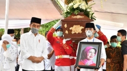 Presiden Joko Widodo di pemakaman sang ibunda Sudjiatmi Notomohardjo, Kamis (26/3/2020). (Foto: Agus Suparto/Fotografer Kepresidenan)