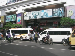 Biasanya di depan Pasar Baru banyak mobil-mobil travel yang mengantar turis Malaysia.