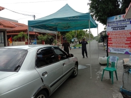 Setiap kendaraan yang memasuki kawasan Perumahan Pulo Asri Jombang juga tak luput disemprot desinfektan. Foto: Dok. Pribadi