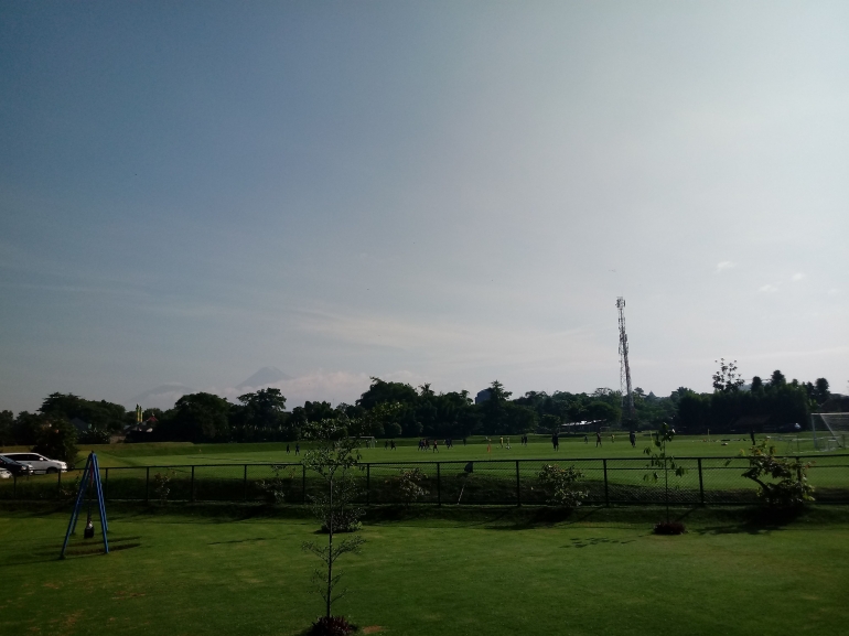 Lapangan Sepak Bola YIS dengan latar pemandangan gunung Merapi (dokpri)