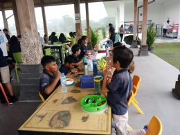 Makan siang bersama siswa YIS di pendop (dokpri)