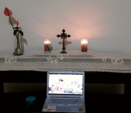 Altar sederhana untuk Misa Prapaskah Minggu V secara on-line di rumah (Dokpri)