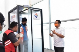 Ujicoba bilik disinfektan di Bandara Lombok, Kamis (26/3/2020)(Dok. Humas Provinsi NTB via Kompascom)