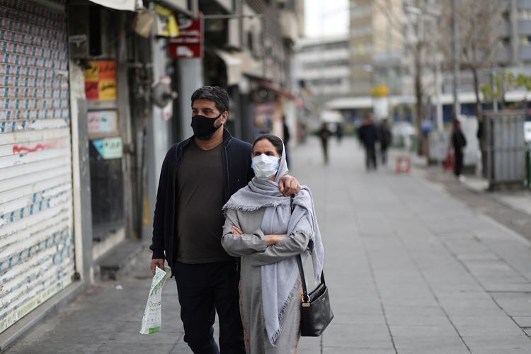 Pasangan Iran memakai masker di pusat kota Teheran (Sumber: kompas.com)