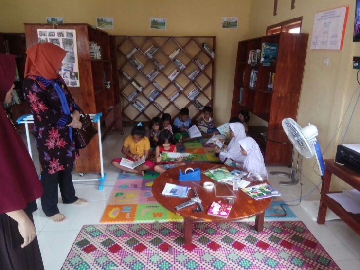 Aktifitas perpustakaan desa Kapuk yang merupakan salah satu perpustakaan desa sebagai penerima manfaat perpustakaan desa berbasis inklusi sosial (dokpri) 