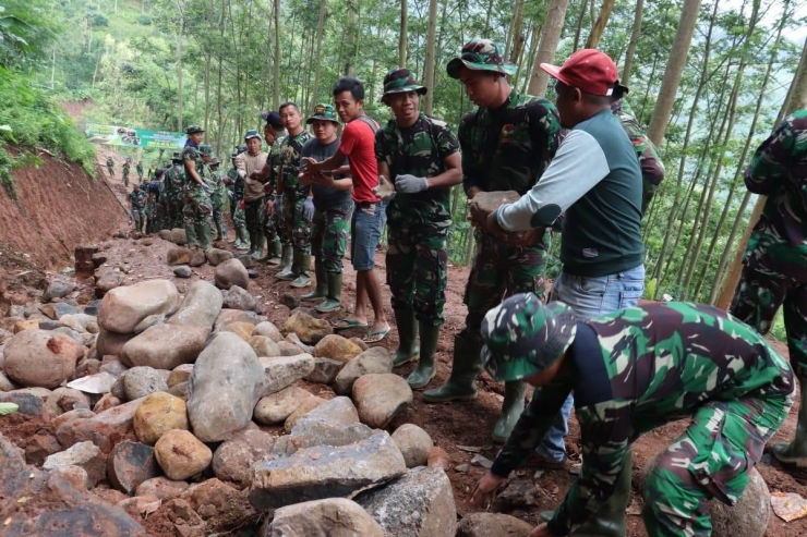 Lansir Batu, TNI dan Warga Bergotong Royong | Dokpri