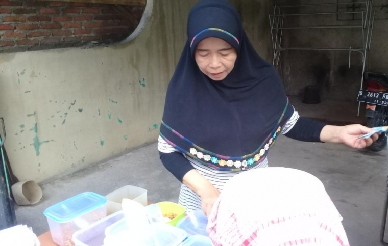 Semangat usaha Ibu Lilis patut dicontoh.