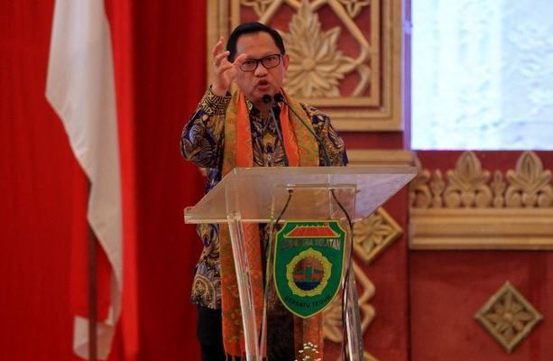 Menteri Dalam Negeri (Mendagri) Tito Karnavian saat memberikan paparan dalam rapat kerja perecepatan penyaluran dan pengelolaan dana desa di Palembang, Sumatera Selatan, Jumat (28/2/2020).(KOMPAS.com/AJI YK PUTRA)