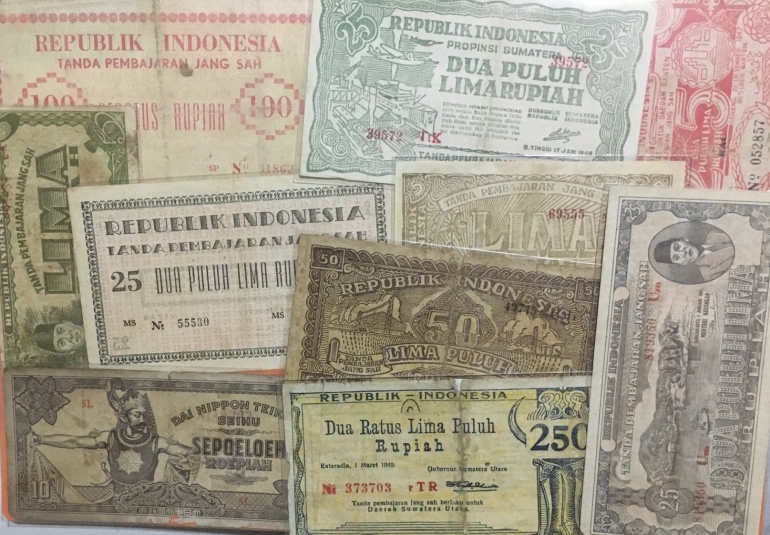 Beberapa lembar uang koleksi milik penulis. Sebagian adalah uang yang diterbitkan pada masa perjuangan mempertahankan Kemerdekaan RI. (Foto: BDHS)