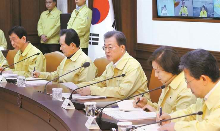 Presiden Korea Selatan Moon Jae-in bersama pejabat pemerintah. Sumber foto Korea Times.com