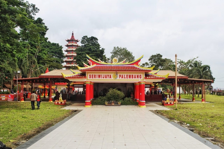 Kuil dan Pagoda terlihat dari kejauhan. (Dokpri)