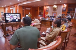 Gubernur Sulteng Longki Djanggola saat video conferenc dengan Bupati/Walikota. Doc Humas Pemprov Sulteng--dokpri