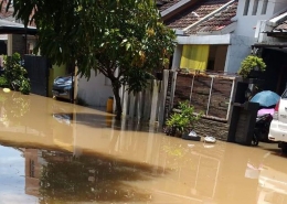 Banjir menggenangi perumahan Adipura.