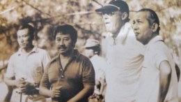 Bob Hasan (T-Shirt hitam), Pangeran Bernard dari Belanda, dan Soeharto saat rehat bermain golf, 1970. (Foto: Repro buku, Mengapa Saya Sehat-Detik)