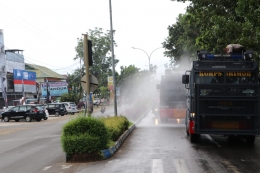 Penyemprotan disinfektan di jalan Kota Bengkulu (Foto: Okezone/Demon) 