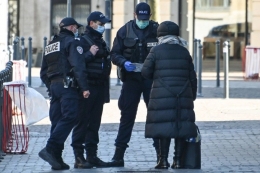 Pemeriksaan dokumen oleh para polisi (asli) dalam masa lockdown. Foto: rtl.fr/Denis Charlet (AFP)