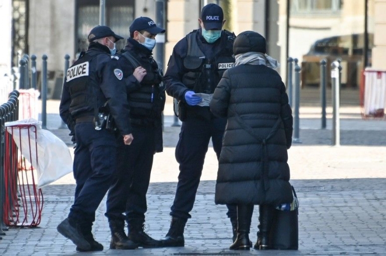 Pemeriksaan dokumen oleh para polisi (asli) dalam masa lockdown. Foto: rtl.fr/Denis Charlet (AFP)