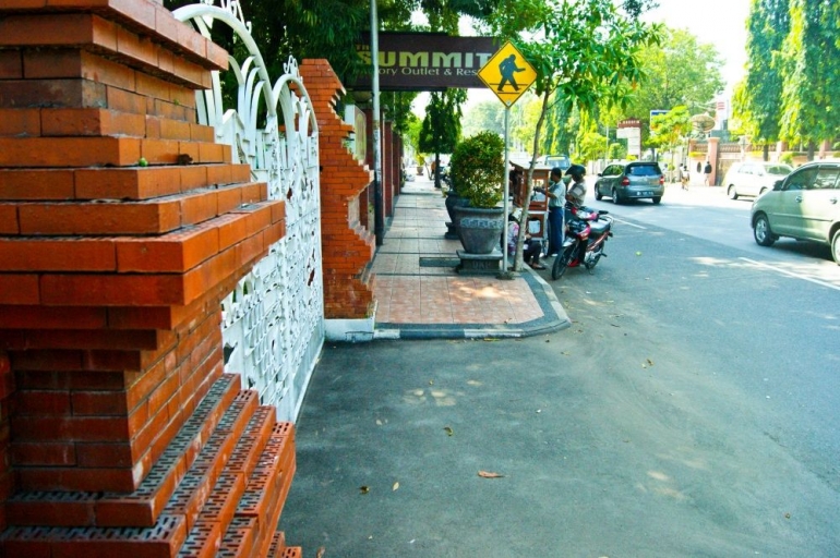 Gapura khas Cirebonan banyak menghiasi bangunan di Jalan Siliwangi Cirebon (dok. pri).