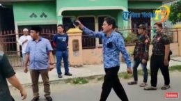 Anggota DPRD Edi Saputra terlibat cekcok dengan petugas polisi ketika melayat ke rumah rekannya politisi PAN yang meninggal dengan status PDP Covid-19 | Dok. Tribun Medan TV
