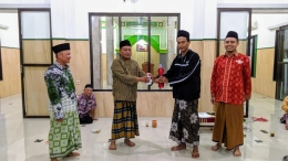 GP Ansor Menyerahkan Secara Simbolis Sabun Cuci Tangan kepada Ketua Pengurus Masjid Jami' Uswatun Hasanah. (Dok. Ansor Wangandalem)